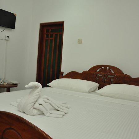 Sujatha Tourist Rest Hotel Dambulla Room photo