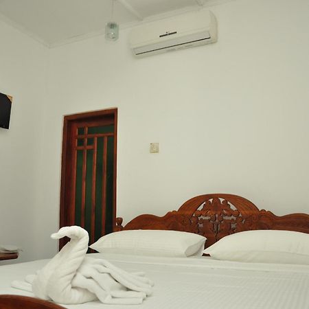 Sujatha Tourist Rest Hotel Dambulla Room photo