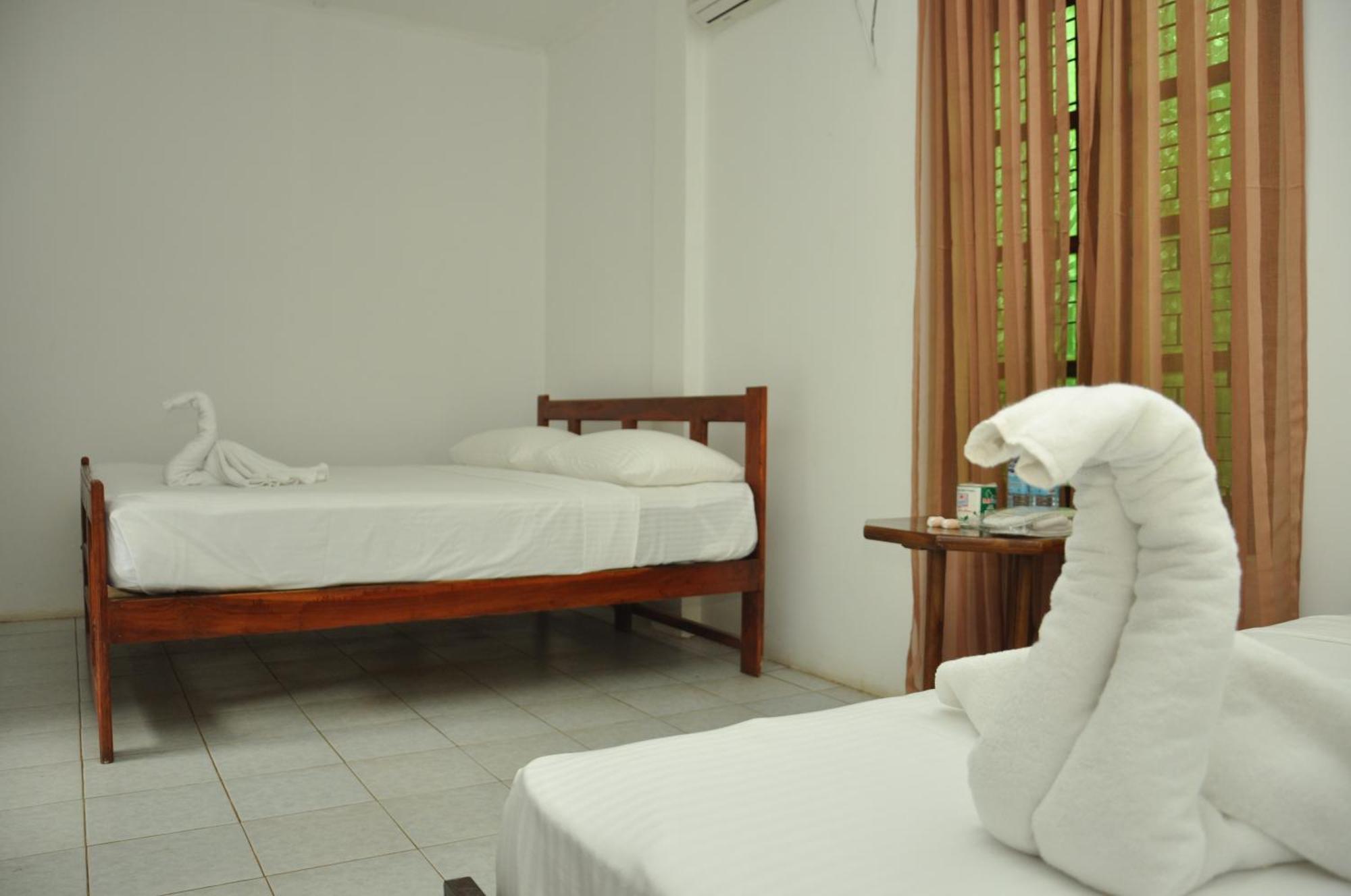 Sujatha Tourist Rest Hotel Dambulla Room photo