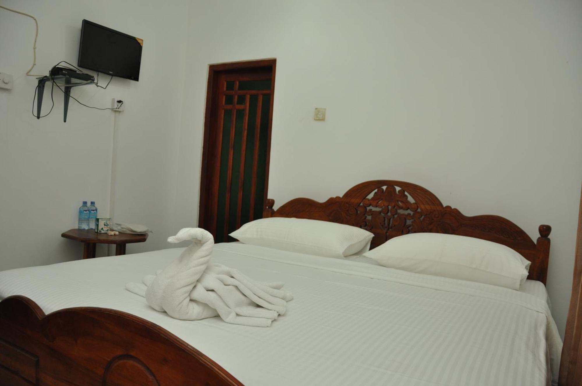 Sujatha Tourist Rest Hotel Dambulla Room photo