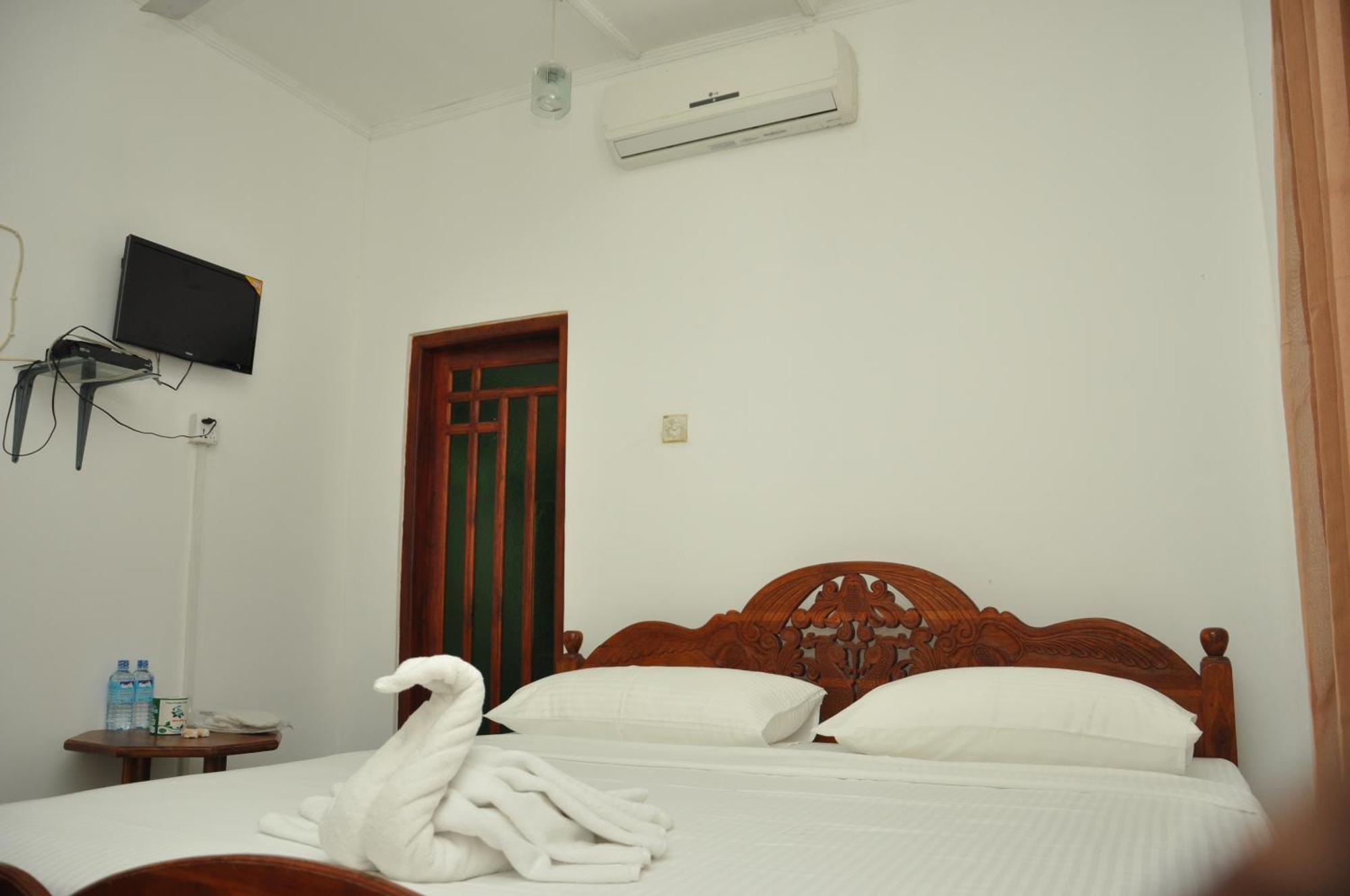 Sujatha Tourist Rest Hotel Dambulla Room photo