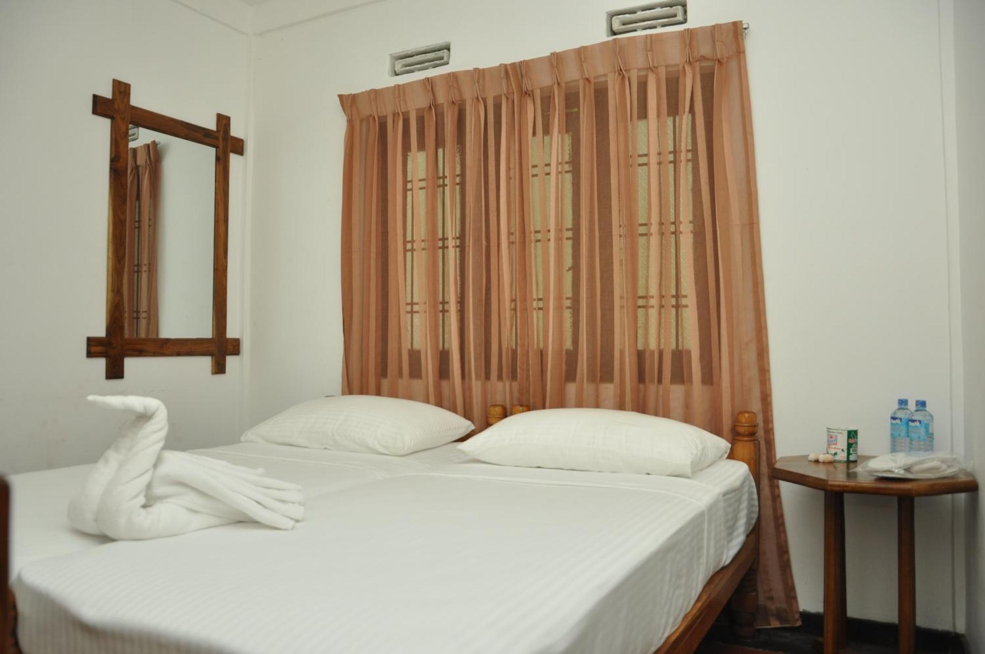 Sujatha Tourist Rest Hotel Dambulla Room photo